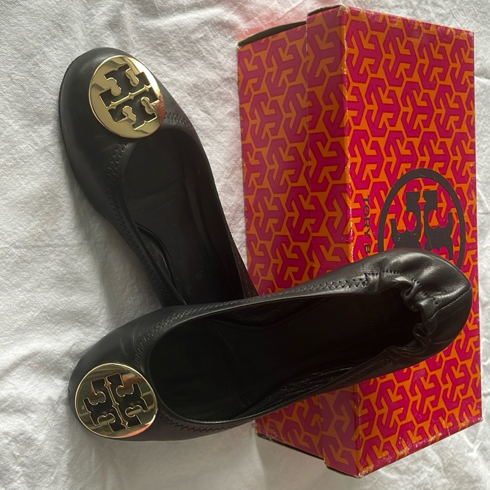 Tory Burch Reva Mestico Flats - Black with Gold metal logo - Size 7